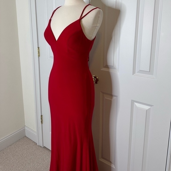 Faviana Long Mermaid Red Gown with Criss Cross Back Sz6 - Picture 5 of 14